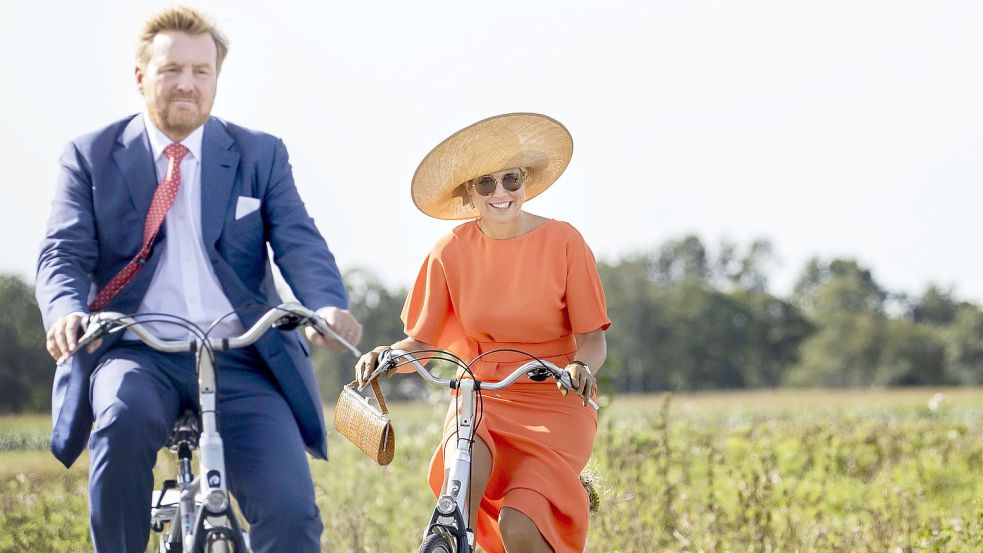Selbst das Königspaar setzt sich in den Niederlanden gerne mal aufs Rad: König Willem-Alexander und Königin Maxima im Jahr 2020 bei einem Besuch in Oosterwolde. Foto: Van Weel/ANP/DPA