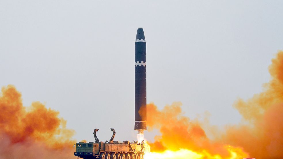 Dieses von der nordkoreanischen Regierung zur Verfügung gestellte Bild zeigt den Start einer ballistischen Interkontinentalrakete (ICBM) vom Typ „Marskanone 15“ auf dem internationalen Flughafen von Pjöngjang. Foto: dpa/kcna