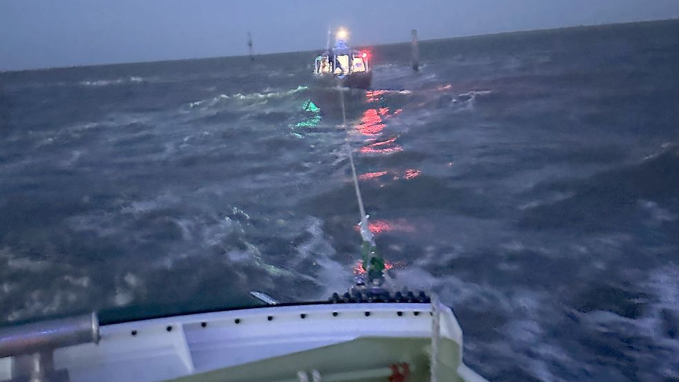 Das Seenotrettungsboot Otto Diersch hat die kleine Inselfähre „Töwi II“ auf den Haken genommen und schleppt sie nach Norddeich. Foto: Die Seenotretter – DGzRS
