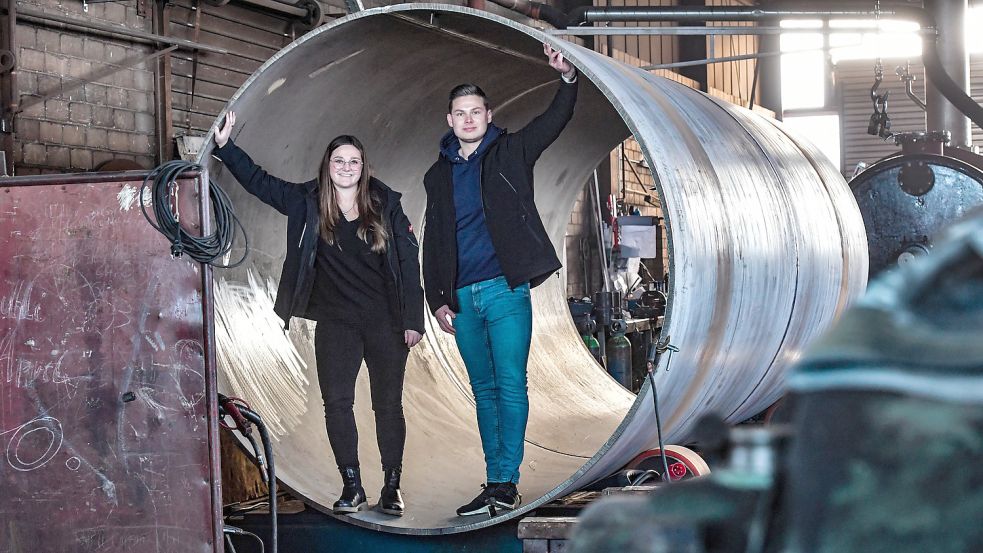 Wencke und Arne Widmann tragen in ihrer Produktionshalle in einem Emder Gewerbegebiet die Verantwortung für den Erfolg des Unternehmens. Foto: Ortgies