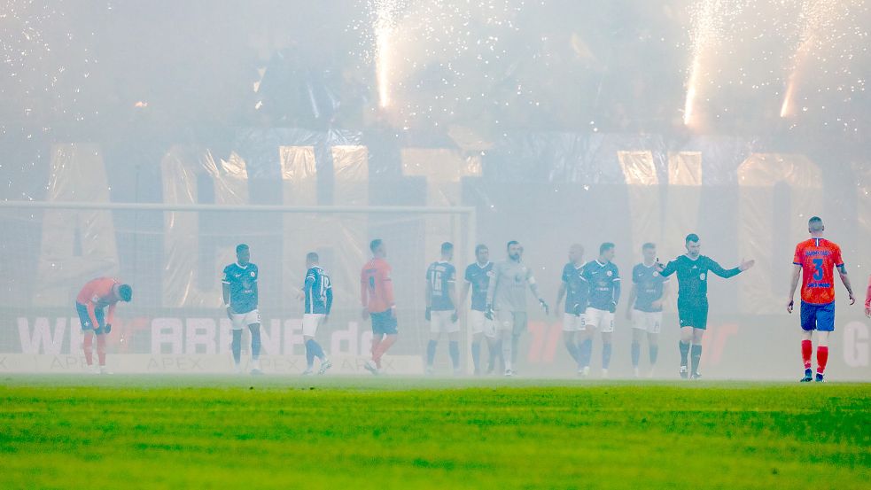 In der ersten Halbzeit des Spiels, FC Hansa Rostock gegen SV Darmstadt 98, zündeten mehrere Täter auf der Südtribüne Pyrotechnik – sogenannte Nebeltöpfe und Bengalos. Das Spiel musste unterbrochen werden. Foto: Andy Bünning