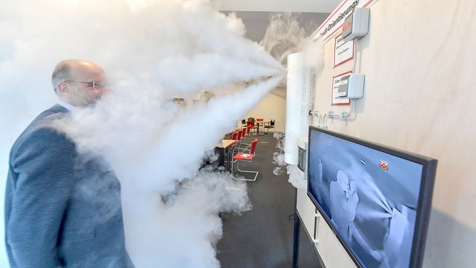 Es zischt und nebelt los: Die Nebelmaschine sprüht einige Sekunden lang das Wassergemisch in die Luft. Foto: Ortgies