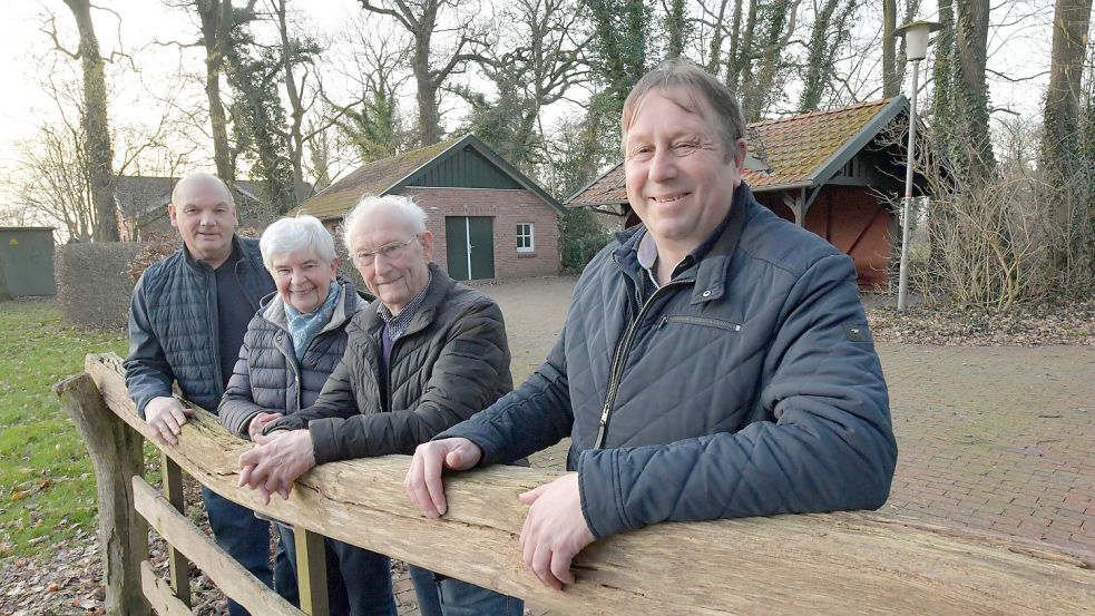 Der Vorsitzende des Ortsbürgervereins, Peter Bruns (von links), Alice und Julius Ferdinand und Ortsvorsteher Heinz Brunken mögen den Platz vor dem Blockhaus. Foto: Ortgies