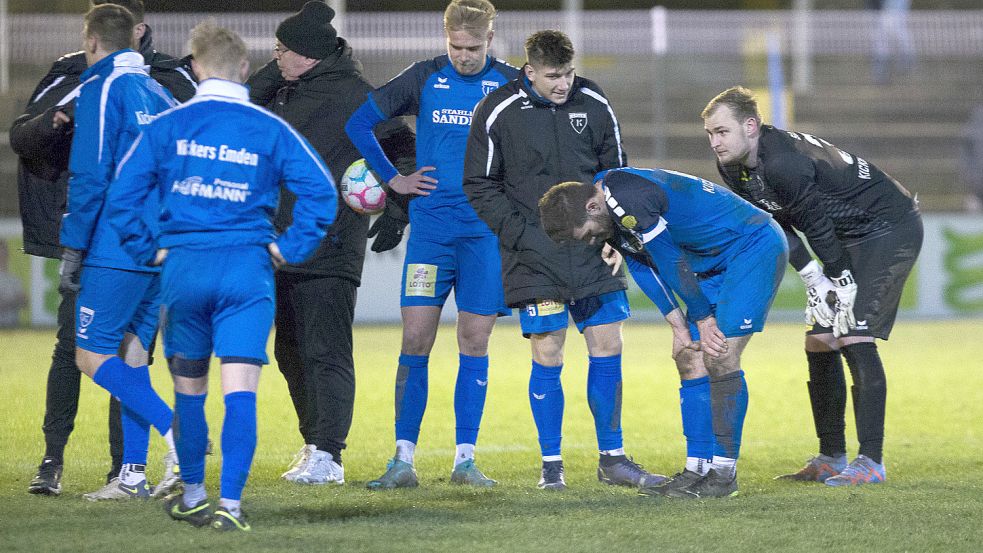 Kickers (von rechts Malte Schuchardt, Tido Steffens, Dirk Frerichs und Marvin Eilerts) trauerte am Ende in der schattigen Spielfeldmitte. Dahinter war es hell erleuchtet. Fotos: Doden