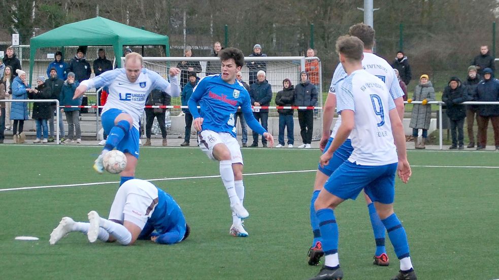 Ole Eucken (links) bereitete das 1:0 mit einem Traumpass vor. Am Ende musste sich Papenburg mit einem 2:2 begnügen. Foto: Reemts