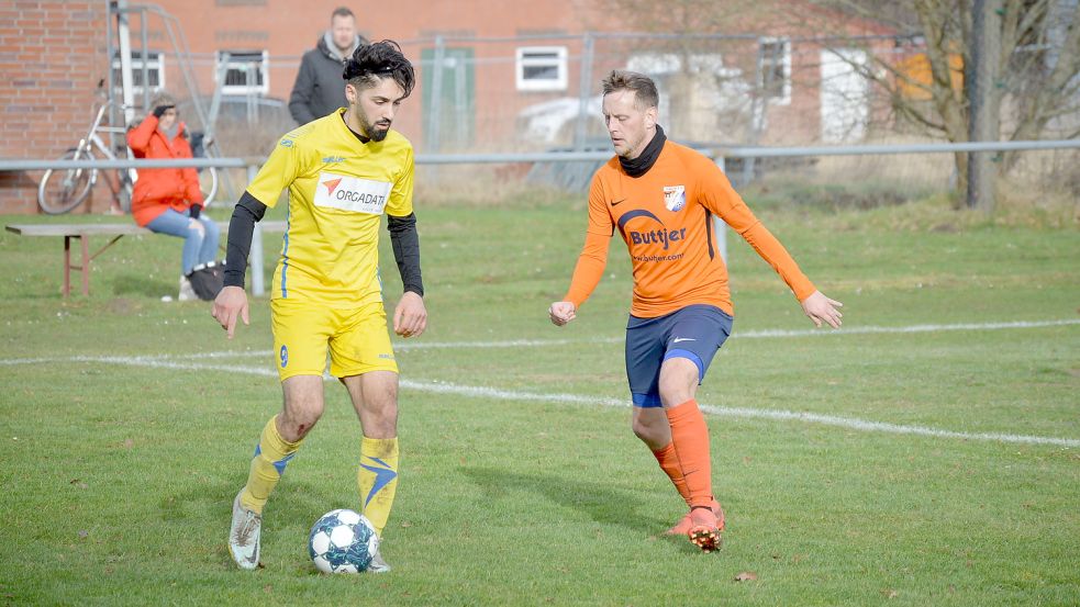 Auch Kassem Mdayhli (links) aus der Reserve Kickers Leer/Germania Leer II spielte in Holte mit. Foto: Weers