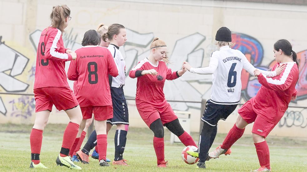 Die Fußballerinnen des TuS Hasbergen (rote Trikots) verloren ihr erstes Testspiel 2023 gegen den ESC Geestemünde mit 0:22. Foto: Rolf Tobis