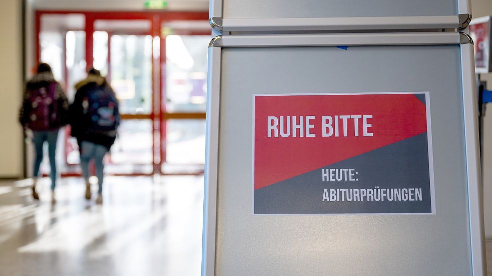 Aufgrund der Einschränkungen und Belastungen durch die Corona-Pandemie gibt es auch für die Prüfungsjahrgänge in diesem Schuljahr spezifische Erleichterungen für die Schulabschlüsse im Sekundarbereich I sowie für die Abiturprüfung. Foto: Sina Schuldt/dpa