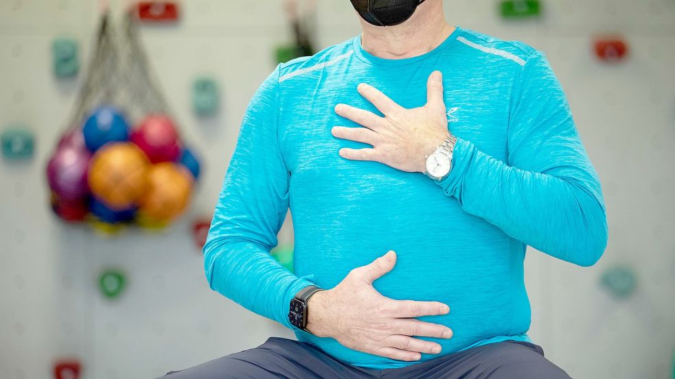 Atemtraining kann für Menschen mit Long Covid oder Post-Vac-Symptomen eine Erleichterung bringen. Foto: Friso Gentsch/dpa