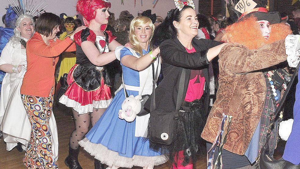 Bunte Kostüme und Polonaise ließen Karnevalsstimmung aufkommen. Foto: Wolters