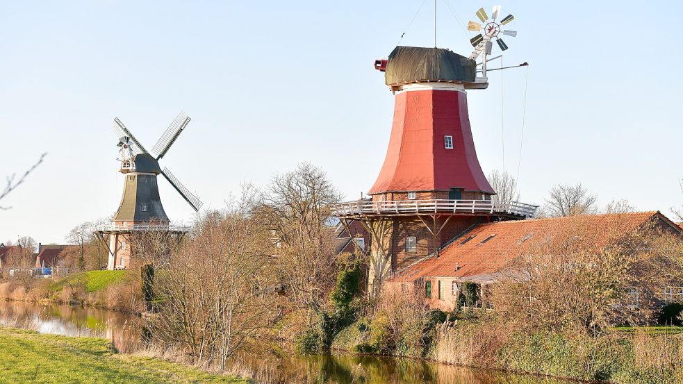 Seit Jahren schon trägt die rote Mühle keine Flügel mehr. Das soll sich im Sommer 2024 ändern, kündigt die Vereinigung zur Erhaltung der Greetsieler Zwillingsmühlen an. Foto: Wagenaar