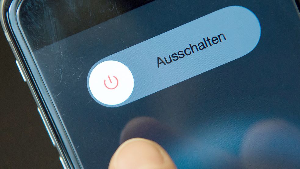 Das Smartphone in der Fastenzeit auch mal weglegen: So klappt es wirklich. Foto: dpa/Sven Hoppe