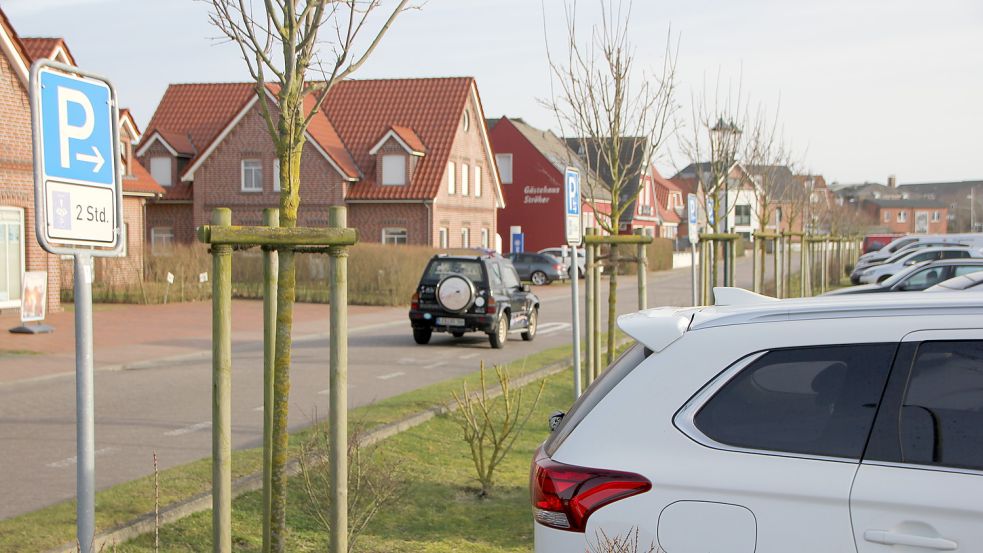 Wie aus dem Antrag der CDU-Fraktion hervorgeht, sind auf dem Parkplatz „Am Langen Wasser“ momentan 185 Parkplätze nutzbar – 158 davon zeitlich unbegrenzt, 17 zweistündlich begrenzt, sechs für Behinderte und vier für Elektrofahrzeuge. Foto: Ferber