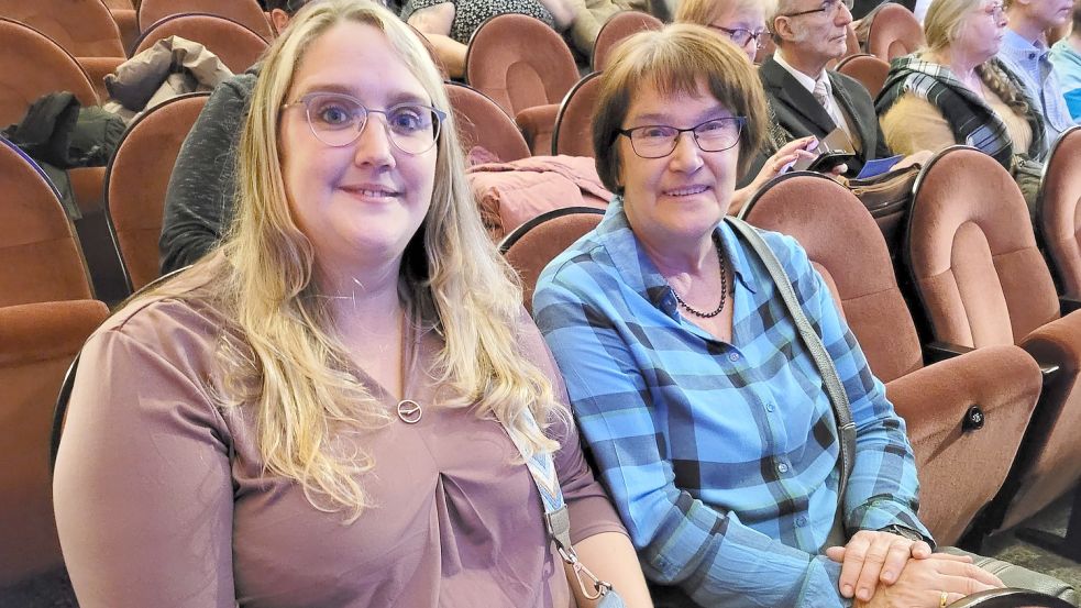 Renate Herlyn (rechts) war mit ihrer Tochter Hilke Schröder zur Premiere gekommen. Foto: Rebecca Kresse
