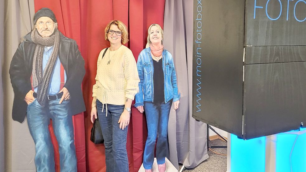 Anja Freye aus Lotte bei Osnabrück nutzte die Chance auf ein Foto mit Klaus-Peter Wolf und Bettina Göschl. Begleitet wurde sie zur Premiere von ihrem Mann Carsten Freye. Foto: Rebecca Kresse