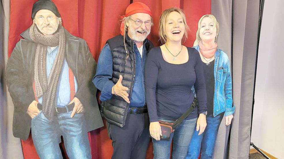 Original und Pappversion: Klaus-Peter Wolf und Bettina Göschl nutzten die Gelegenheit für ein gemeinsames Selfie in der Fotobox. Foto: Rebecca Kresse