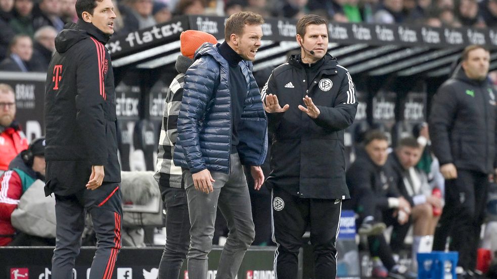 Der eine schreit, der andere beruhigt: Bayern-Trainer Julian Nagelsmann mit dem Vierten Offiziellen Frank Willenborg. Foto: Imagio/Team2