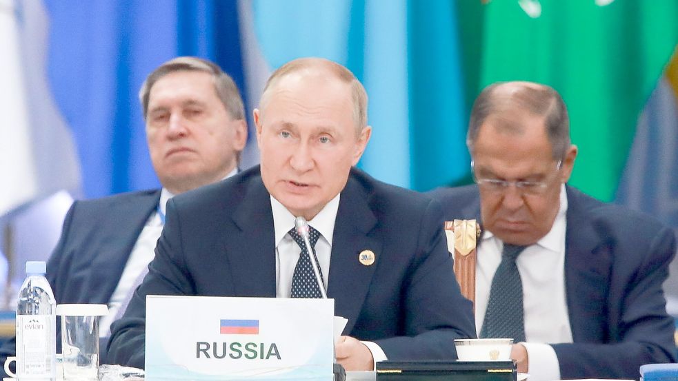 Im Oktober vergangenen Jahres bei der Konferenz über Interaktion und vertrauensbildende Maßnahmen in Asien: Wladimir Putin und sein Flankenmann Sergej Lawrow. Foto: imago/itar-tass