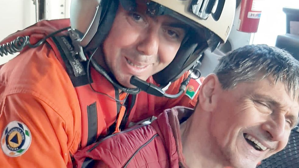 Überglücklich: Jochen Sollermann mit seinem Retter. Foto: Regional Emergency Operations Command