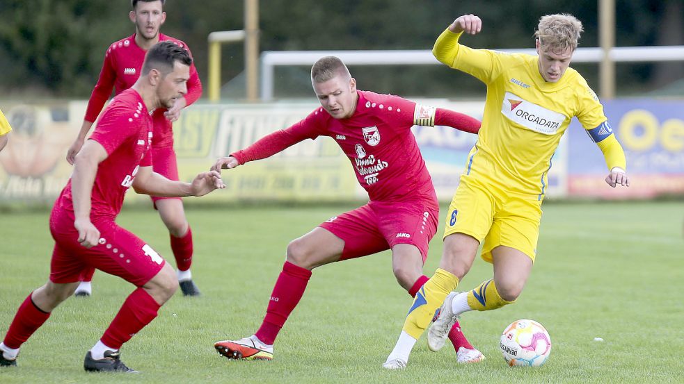 Kapitän Nick Kaßmann (rechts) ist einer der wenigen Spieler, die Germania im vergangenen Sommer nicht verlassen hatten. Foto: Doden/Emden