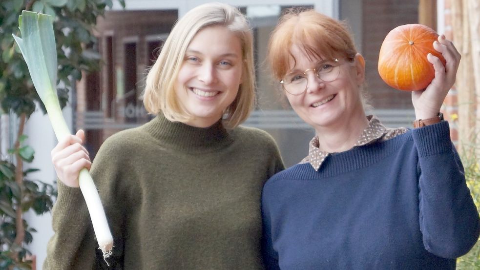 Initiatorinnen der Online-Plattform „Emsglück“ und der „Marktschreierei“ sind Wiebke Tuitjer (links) und Renate Müller-Lücht von der Historisch-Ökologischen Bildungsstätte Emsland in Papenburg. Foto: HÖB