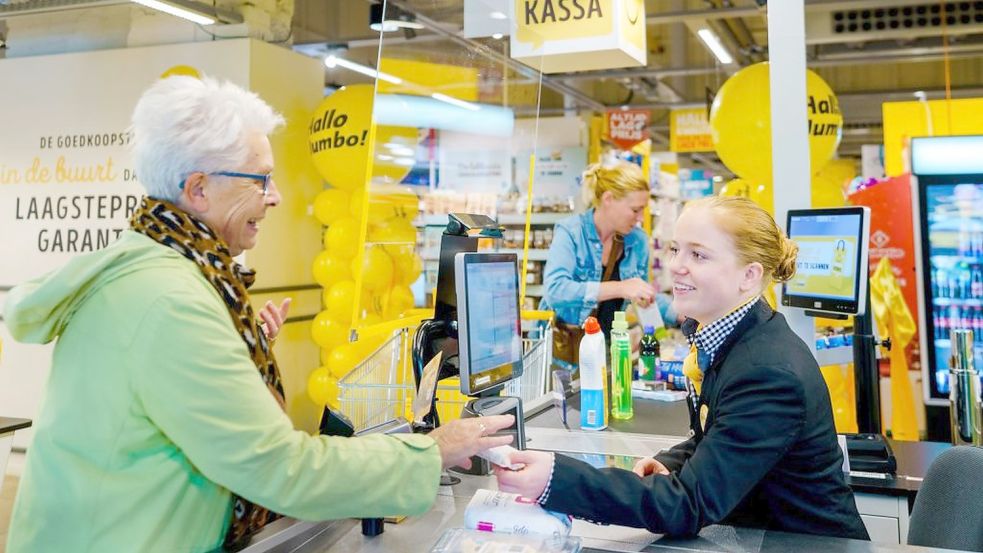 An diesen Kassen darf ein Plausch gehalten werden. Es soll sogar so sein. Foto: Jumbo