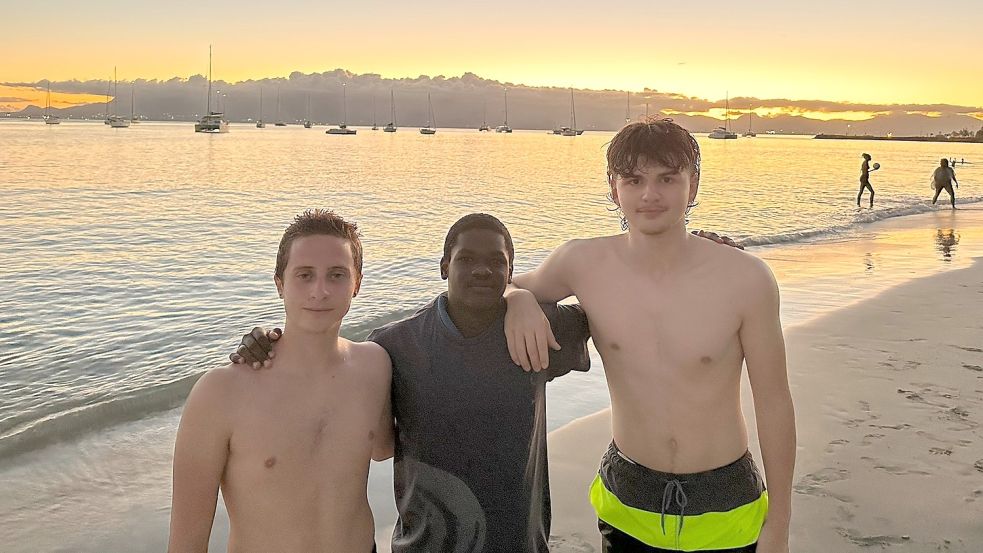 Davide Infanti (links) und sein Basketballkumpel Nikoloz Chanturia (rechts) aus der Logabirumer U18-Mannschaft schlossen auf Guadeloupe Freundschaften mit einheimischen Schülern. Fotos: Privat