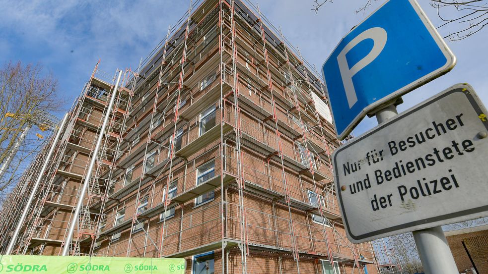 Eine umfassende Sanierung von Fassade und Dach steht nicht nur der Polizei Leer ins Haus. Auch andere Gebäude in Ostfriesland werden bald saniert. Foto: Ortgies