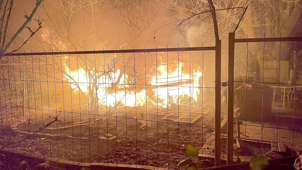 Der Wohnwagen stand schon beim Eintreffen der Einsatzkräfte komplett in Flammen. Teils waren diese von extremem Ausmaße.