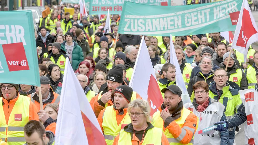 Etwa 600 Beschäftigte waren am Dienstag für die Demo nach Emden gekommen und zogen gemeinsam durch die Innenstadt. Foto: Ortgies