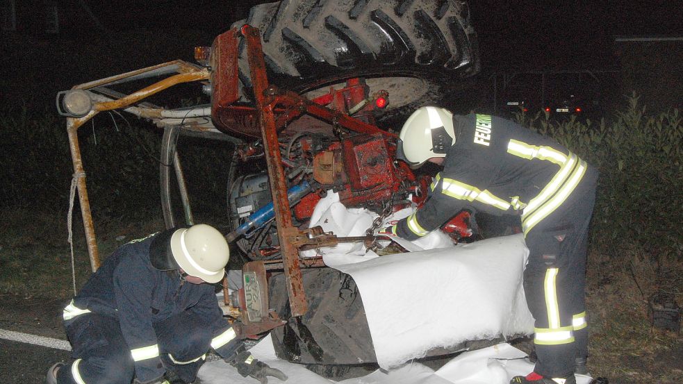 Die Feuerwehr zog den Traktor aus dem Graben. Fotos: Luppen