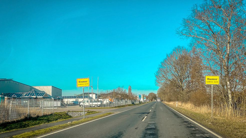 Zahlreiche Unternehmen sitzen in Wiesmoor direkt an der Landesstraße 12 und sind auf eine zumindest planbare Erreichbarkeit angewiesen. Foto: Cordsen