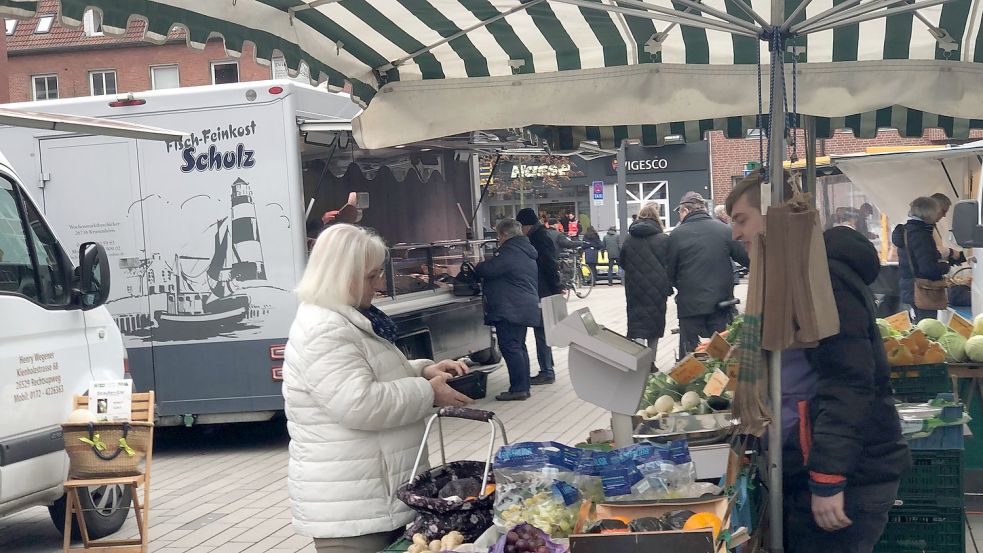 Auf dem Emder Wochenmarkt war in den vergangenen Wochen noch nicht so viel los wie zu wärmeren Jahreszeiten. Aber langsam schließen sich die Lücken wieder. Foto: H. Müller