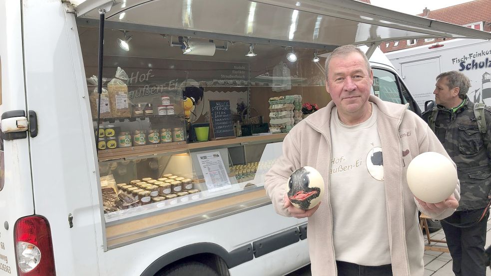 Das hat es bislang noch nicht gegeben: Henry Wegener aus Rechtsupweg bietet unter anderem Straußeneier auf dem Emder Wochenmarkt an. Foto: H. Müller