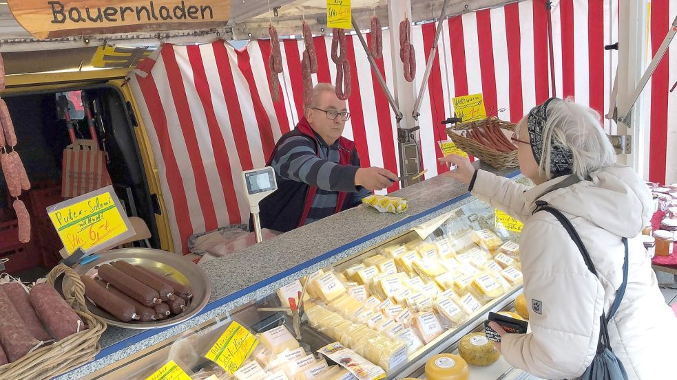 Im mobilen Bauernladen von Jann Meyerhoff gibt es Wurst, Käse und Honig von ostfriesischen Erzeugern. Foto: H. Müller