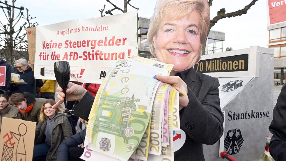 Begleitet von Protesten hat das Bundesverfassungsgericht zur AfD-nahen Desiderius-Erasmus-Stiftung geurteilt. Foto: picture alliance/dpa/Uli Deck