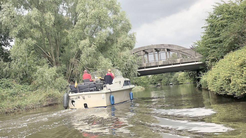 Die alte Fußgängerbrücke, die zum Schützenplatz führt, ist in ihrer markanten Bauart einmalig in Emden. Foto: Hanssen