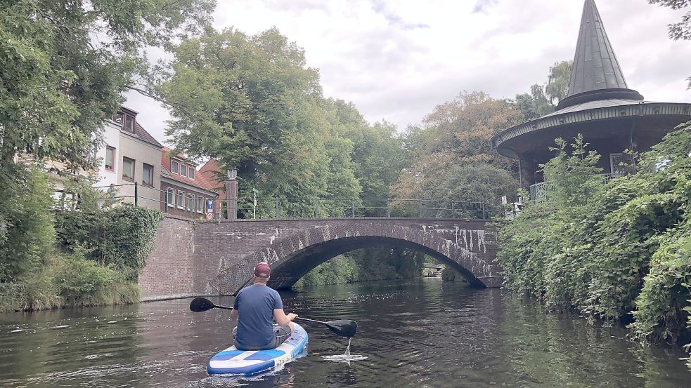Zu Wasser wirken die Brücken, hier an der Boltentorstraße, noch einmal ganz anders. Foto: Hanssen