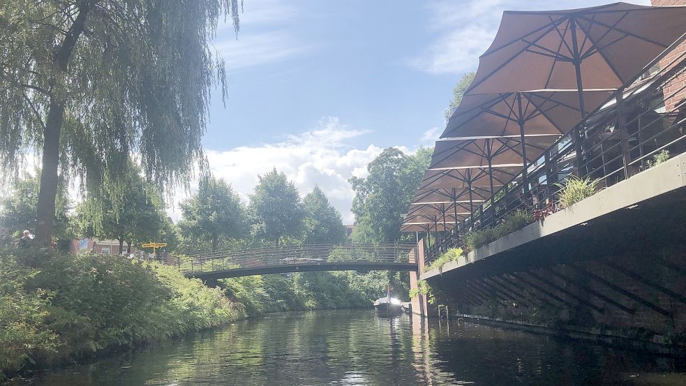 Von der Hahn'schen Insel führen zwei Brücken: eine zur Volkshochschule und eine zur Kunsthalle und dem Café Henri's, bei dem hier im August alle Schirme aufgeklappt sind. Foto: Hanssen