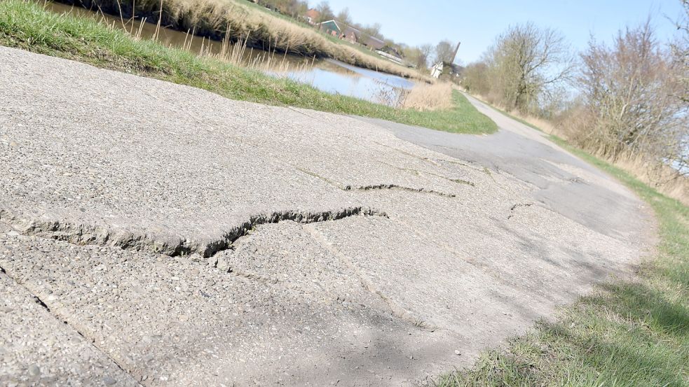 „Loch an Loch und hält doch?“ Der Uppinger Weg zwischen Uttum und Wirdum soll saniert werden. Foto: Wagenaar