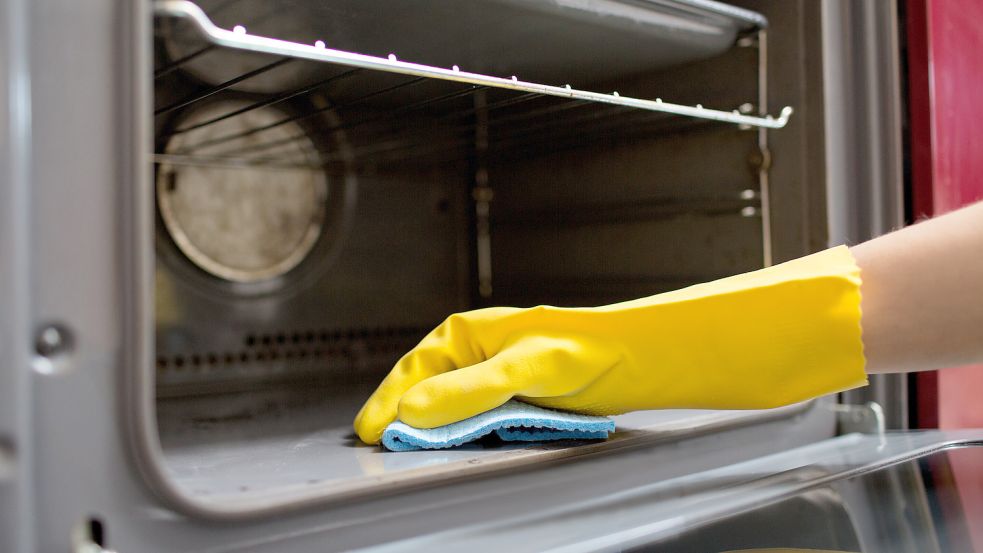 Den Backofen nutzen die Deutschen gerne, aber auf das Saubermachen würden die meisten sicherlich gerne verzichten wollen. Klappt das mit selbstreinigenden Backöfen? Foto: imago images/agefotostock