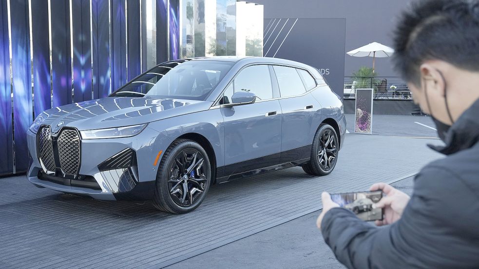 Ein Prototyp des BMW iX während der CES Tech Show in Las Vegas. Ein Fahrzeug des Modells iX wird bei der EWE als Firmenwagen eingesetzt, wie die EWE mitgeteilt hat. Foto: Joe Buglewicz/AP/dpa