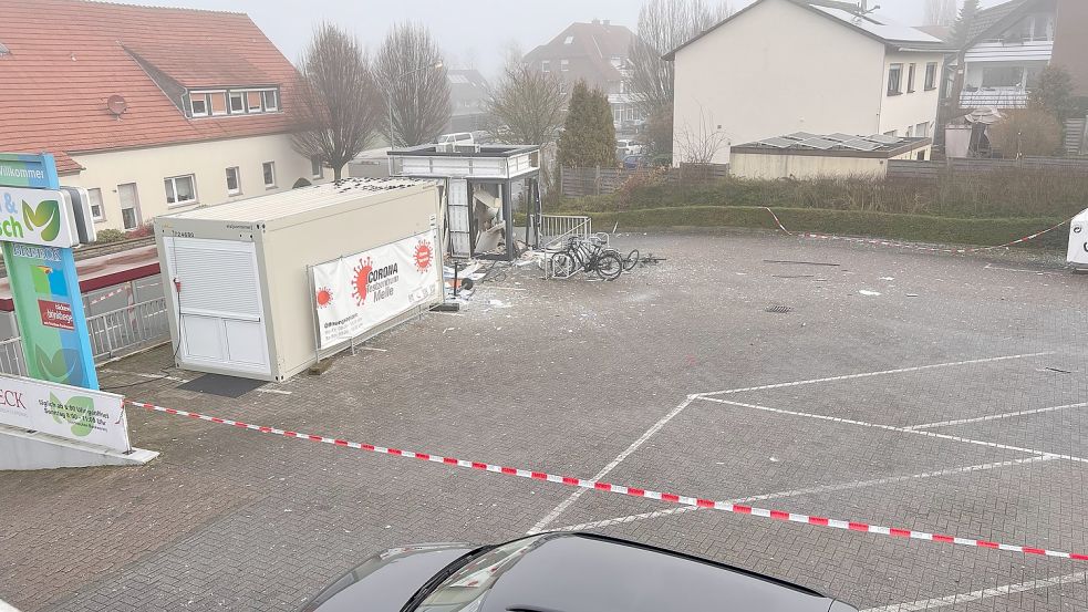 Blick von der Terrasse von Ulrich Breeck auf den zerstörten Geldautomaten. In dem schwarzen Auto halten zwei Beamte Wache. Foto: Michael Hengehold