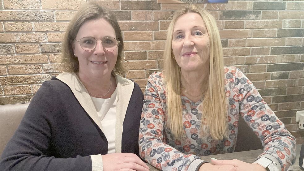 Sandra Bröske (links) und Helga Groeneweg haben über ihre Erfahrungen mit den ukrainischen Kriegsflüchtlingen gesprochen. Beide arbeiteten 2022 im Wittmunder Impfzentrum, wo auch die Erstuntersuchungen für die Flüchtlinge stattfanden. Foto: Oltmanns