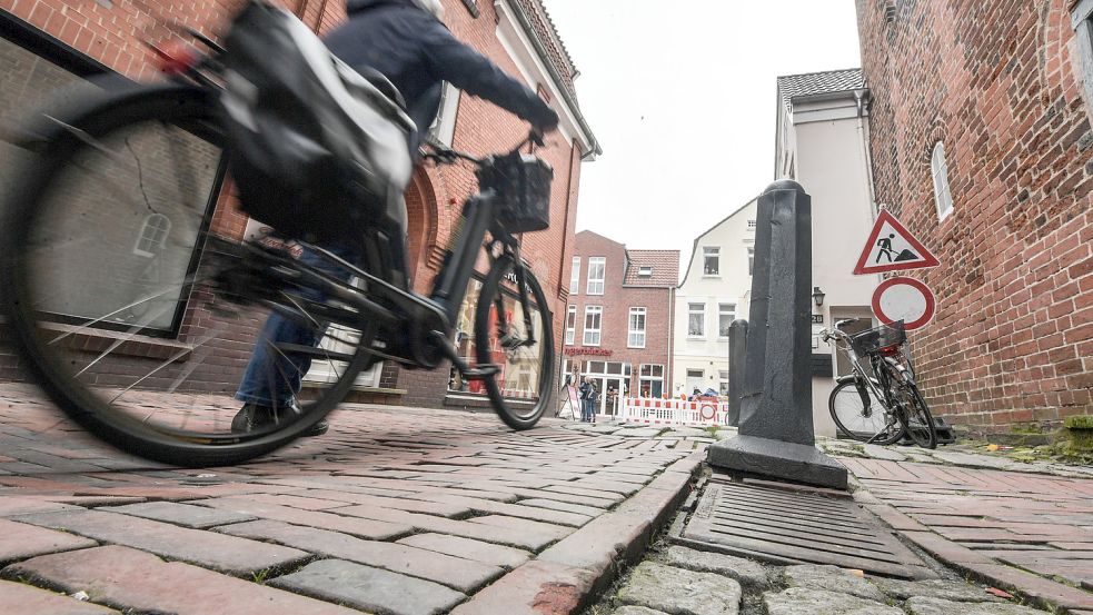 Auch in der Hafenstraße wird die Zufahrt für Autos durch Poller versperrt.