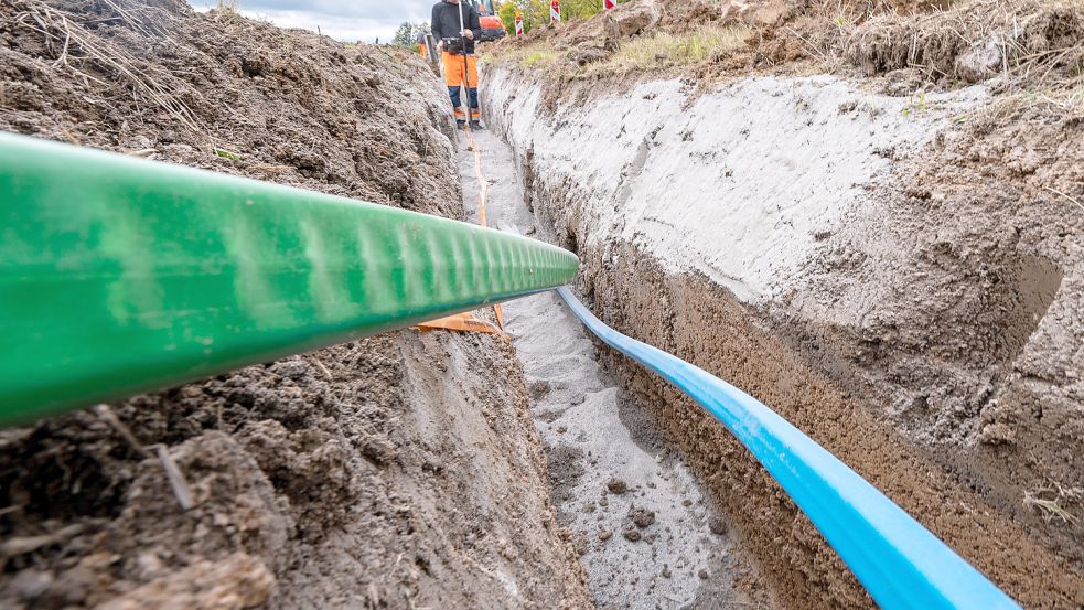 Glasfaserkabel werden im Landkreis Leer in die Erde verlegt. Foto: Weigel/DPA