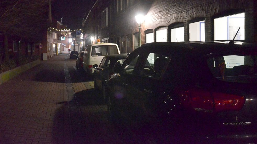 Auch in Emden wurde beschlossen, einen Teil der Straßenlaternen abzuschalten. Gerade im Zentrum strahlt jedoch auch viel Licht aus Geschäften, Büros und Wohnungen nach draußen und sorgt für etwas mehr Helligkeit. Foto: Hillebrand