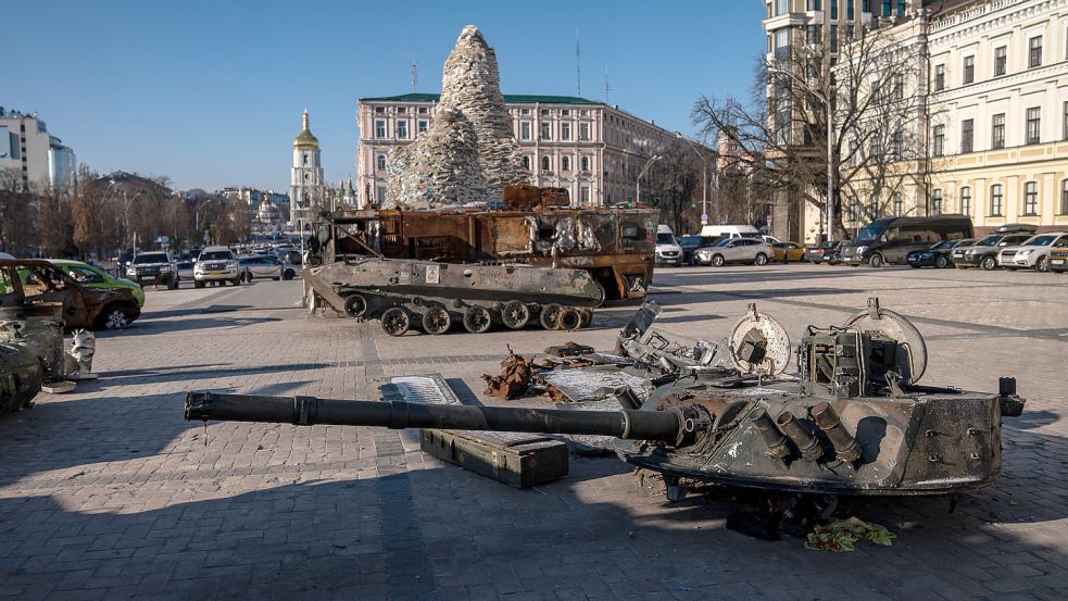 Zerstörte russische Militärausrüstung, die Freiluftausstellung auf dem Mykhailivska-Platz. Am 24. Februar 2023 jährt sich der Beginn des russischen Angriffskrieges gegen die Ukraine. Foto: dpa/Aaron Chown