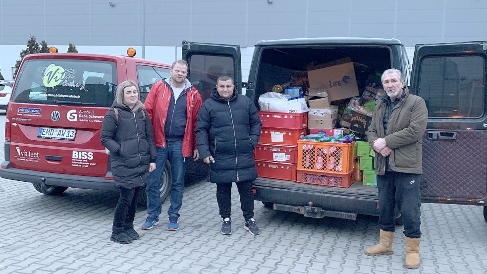 Vor der Abfahrt zur ersten Reise: Matthias Arends (2. von links) mit weiteren Helfern vor den mit Hilfsgütern beladenen VW-Bullis. Foto: Privat