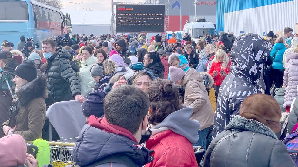 So erlebte es Matthias Arends vor fast einem Jahr: An einem ehemaligen Einkaufszentrum in Polen warten Hunderte aus der Ukraine darauf, dass sie ihre Flucht Richtung Westen fortsetzen können. Foto: Arends